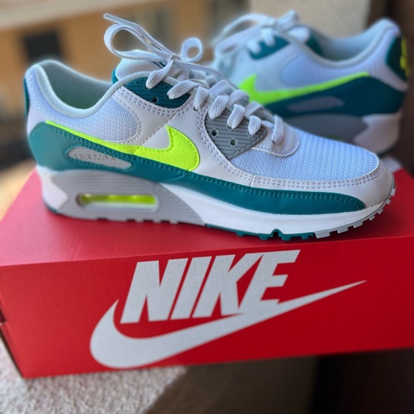 💎NIKE AiRMAX SNEAKERS💎 - Picture 2 of 4